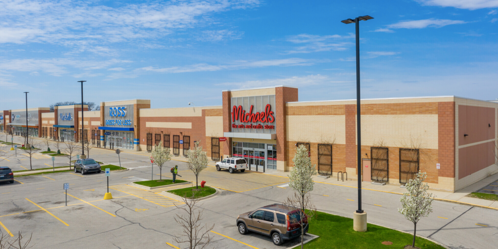 A large store with cars parked in front of it.